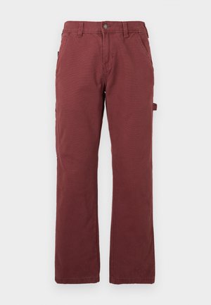 Mennenes rette ben arbeidsbukser i mørkerødt med frontlommer, beltehemper, knapp, glidelås-lukking, og en side verktøyløkke.