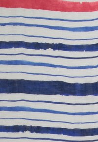 Tissu présentant des rayures horizontales en rouge, bleu foncé, bleu clair et blanc sur un fond en tissu texturé.