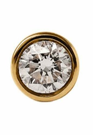 Gema facetada clara y redonda engastada en un bisel liso de oro sobre un fondo blanco.