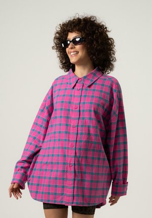 Oversized skjorte med knaplukning i pink og turkise tern, lavet af blødt stof med klassisk krave og lange ærmer.