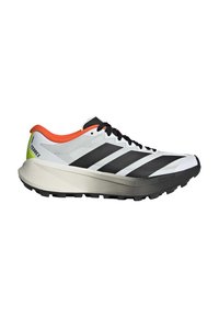 Chaussure de sport blanche avec des bandes noires, des accents orange et une semelle texturée. Présente un design léger avec un talon incurvé et de soutien.