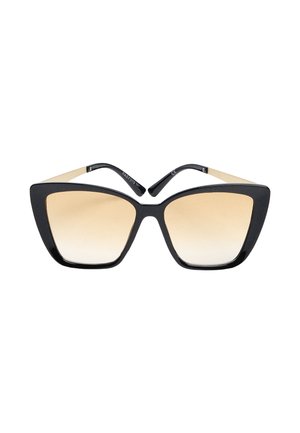 Czarne okulary przeciwsłoneczne typu cat-eye z beżowymi soczewkami gradientowymi i beżowymi zausznikami, pokazane z przodu na białym tle.