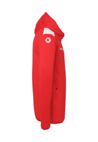 Rød hættejakke med en lynlåslomme, der har hvide detaljer på skulderen og et logo på ærmet. Fremstillet af glat, strækbart materiale.