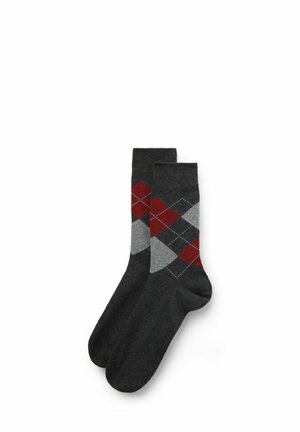 Graue Socken mit einem Argyle-Muster aus roten, blauen und hellgrauen Rauten, mit einer glatten Textur und in standardmäßiger Crew-Länge.