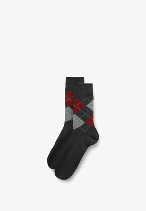 Calcetines grises con un patrón de argyle en diamantes rojos, azules y gris claro, con una textura suave y longitud estándar para crew.