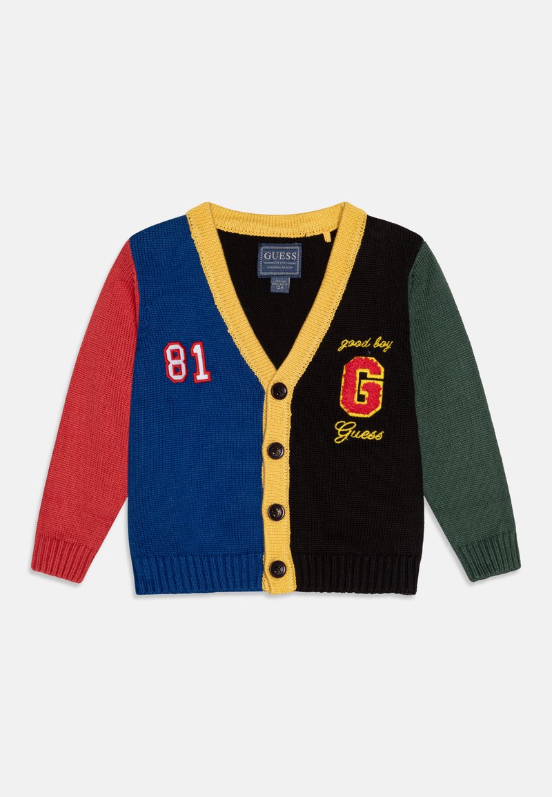 Fargerik strikket cardigan med blå, svart, rød og grønne seksjoner, en gul V-hals, knapper og broderte detaljer som "81" og "G Guess."