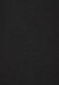 Schwarzer, strukturierter Stoff mit einem feinen, gewebten Muster, das eine weiche und leicht erhabene Oberfläche aufweist. Keine weiteren Details oder Muster sichtbar.