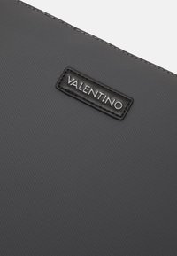 Valentino Bags STELLAR UNISEX - Taška na notebook - grafite/nero