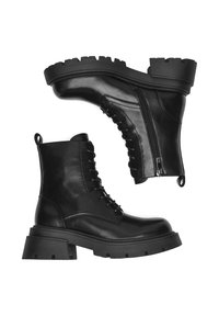 Czarne skórzane botki za kostkę z masywną podeszwą, sznurowaniem z przodu i zamkiem bocznym. Charakteryzują się gładką fakturą i wzmocnionymi szwami.