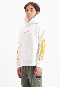 Witte hoodie met een voorzak en oranje vlamgraphics op de mouwen. Beschikt over een capuchon met trekkoord en een zachte stofstructuur.
