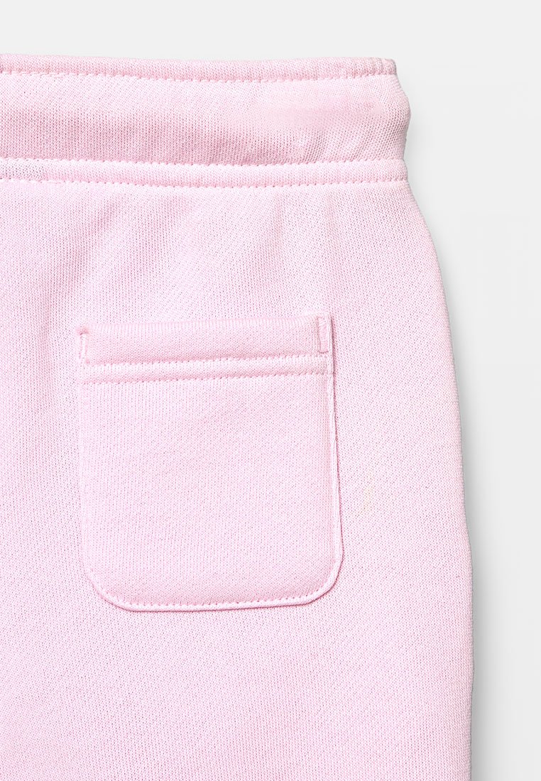 Tissu rose clair avec une ceinture élastique et une petite poche rectangulaire cousue sur le côté droit.