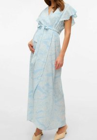 Abito avvolgente di un blu chiaro realizzato in un tessuto morbido, con maniche a volant, una cintura annodata in vita e un motivo astratto chiaro su tutto l'abito.