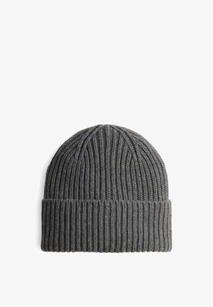 Donkergrijze geribbelde gebreide muts met een opgerolde rand, plat gelegd op een witte achtergrond.