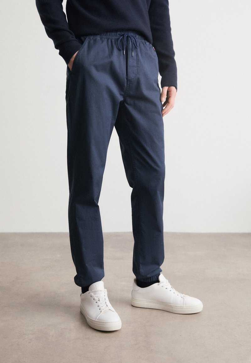 Tommy Jeans AUSTIN - Hlače - dark night navy