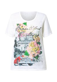 Camiseta blanca de algodón con un gráfico floral que presenta un coche vintage rojo y elementos arquitectónicos, escote redondo y mangas cortas.