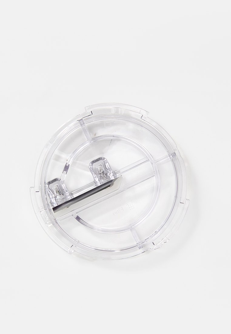 Duidelijke plastic ronde container met een metalen handvat in het midden, gladde oppervlakte en een klep die je vastklikt, ontworpen voor gemakkelijke toegang.