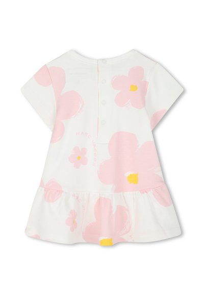 Abito bianco a maniche corte con stampa floreale rosa, orlo arricciato e chiusura con bottoni posteriori. Presenta dettagli gialli nei centri dei fiori.