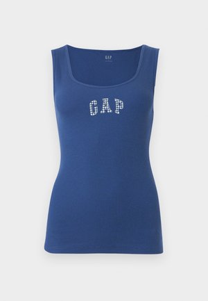 Kék bordázott ujjatlan trikó négyzet alakú nyakkivágással, a mellkasán fehér és kék kockás „GAP” felirattal.