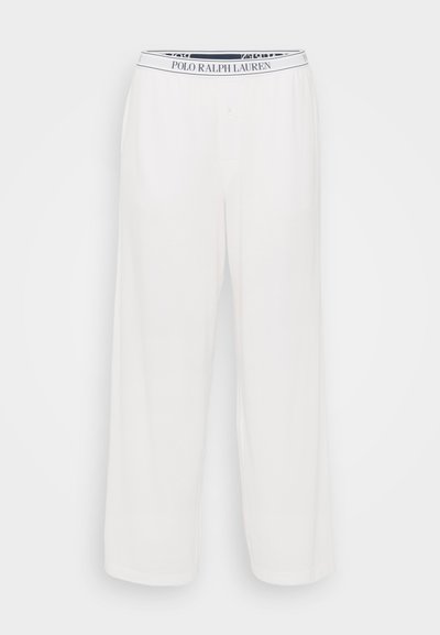 Calças de pijama brancas com um corte solto, apresentando uma cintura elástica com marca e fecho de botão. Feitas de tecido suave, com uma textura lisa.