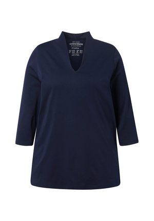 Maglia blu navy a maniche tre quarti con scollo a V. Tessuto liscio, vestibilità comoda e senza motivi o dettagli hardware visibili.