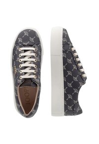 Baskets bleu foncé avec motif floral blanc, œillets dorés et semelle blanche. Présente une pointe ronde et un col rembourré pour le confort. Logo de la marque à l'intérieur.