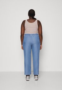 Vero Moda Curve VMCHARPER PULL ON PANTS - Püksid - medium blue denim