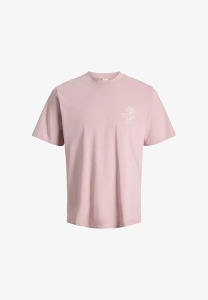 Camiseta de color rosa claro hecha de algodón suave. Presenta mangas cortas y un pequeño diseño floral bordado en el lado izquierdo del pecho.