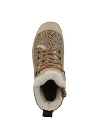 Bottine beige avec un motif à pois noirs, doublure en fausse fourrure et bout en caoutchouc beige. Présente des lacets marron et une anse pour un accès facile.