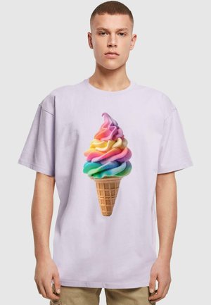 Weißes T-Shirt mit einem bunten Eiscreme-Waffelgrafik, die mitwirbelnden pinken, gelben und blauen Farben auf einer strukturierten Waffelcone zeigt.