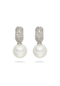 Orecchini a goccia in perla bianca con una parte superiore in argento texture impreziosita da piccole pietre trasparenti, con una perla sferica lucida sottostante.