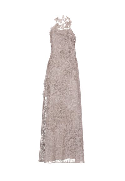 Abito lungo beige con ricami intricati a motivi fogliari, colletto halter e sovrapposizione trasparente. Dettagliato con accenti floreali.