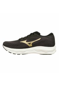 Scarpa sportiva nera con tomaia in tessuto testurizzato, accento del logo dorato e suola bianca spessa con motivi ondulati.