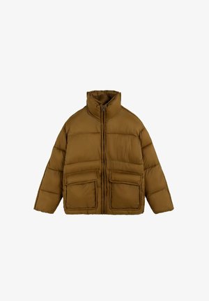 Chaqueta tipo plumón en marrón. Cuenta con un alto cuello, cierre frontal con cremallera y dos grandes bolsillos delanteros. Superficie texturizada con diseño acolchado.