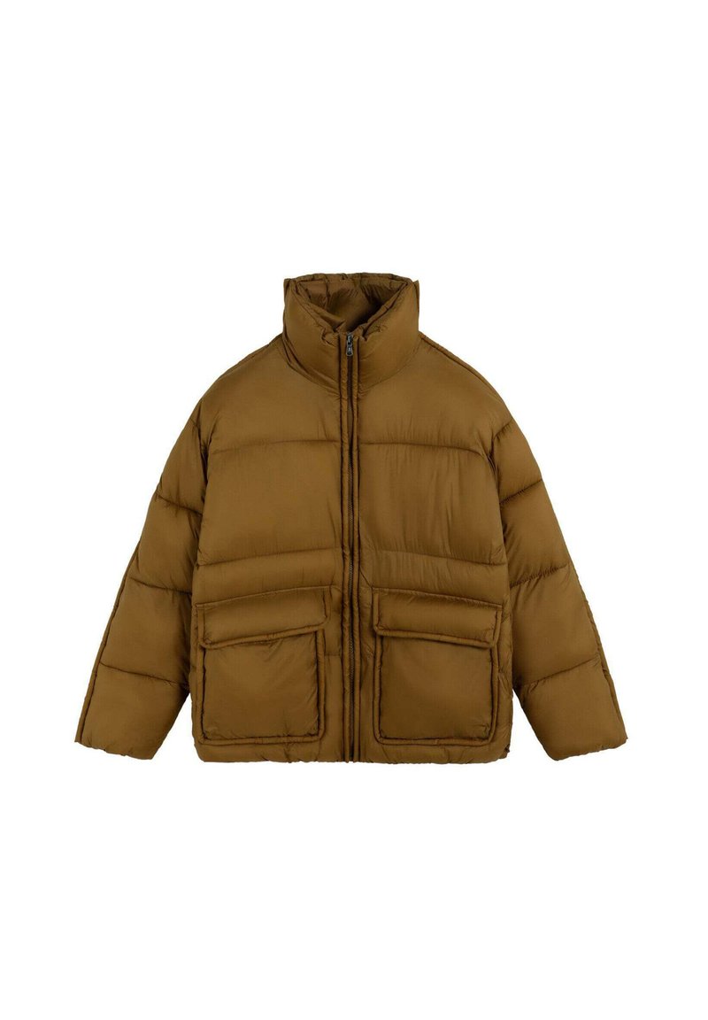 Chaqueta tipo plumón en marrón. Cuenta con un alto cuello, cierre frontal con cremallera y dos grandes bolsillos delanteros. Superficie texturizada con diseño acolchado.