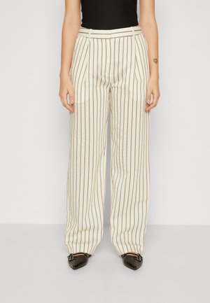 Pantaloni a gamba larga beige chiaro con righe verticali marroni, dotati di vita alta, tasche laterali e un tessuto dalla trama liscia.