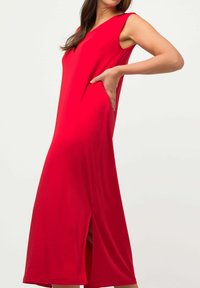 Ulla Popken MIDI EN TISSU FLUIDE LIGNE EN A COL EN V SANS MANCHES - Žerzejové šaty - red