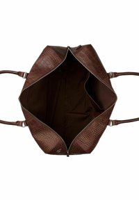 Borsa in pelle marrone con texture a coccodrillo, dotata di doppi manici e una ampia zip aperta che rivela un interno spazioso in tessuto scuro con una tasca laterale.