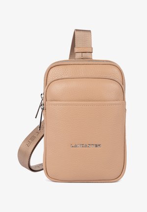 Kleine beiger Leder-Umhängetasche mit silbernen Reißverschlüssen, Fronttasche und verstellbarem, mit Markenprägung versehenem Riemen.