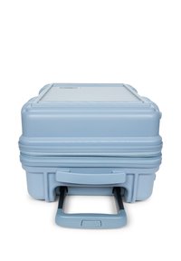 Valise rigide bleu clair posée à plat avec poignée déployée et fermeture éclair visible autour du milieu.