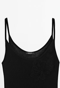 Schwarzes geribbeltes Tanktop mit dünnen Spaghetti-Trägern. Mit aufwendiger schwarzer Blumenbestickung auf der linken Seite. Marke: Massimo Dutti.
