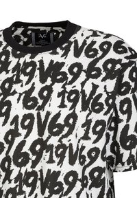 Zwart-witte T-shirt met korte mouwen met een gedurfde, herhaalde grafische patroon van de cijfers "19" en "69" in een penseelstreekstijl.