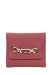 Růžový kožený peněženka s klopou, se zlatým řetízkem a čistými liniemi. Kompaktní obdélníkový design s vyšitými detaily.