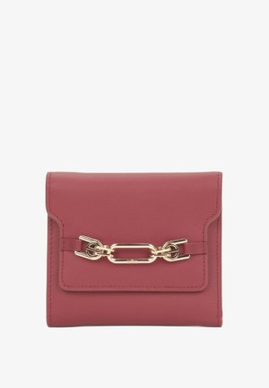 Fuchsia leren portemonnee met een klepafsluiting, voorzien van een gouden kettingaccent en strakke lijnen. Compact rechthoekig ontwerp met stikdetails.