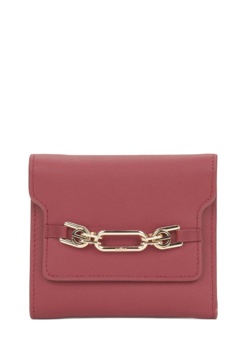 Růžový kožený peněženka s klopou, se zlatým řetízkem a čistými liniemi. Kompaktní obdélníkový design s vyšitými detaily.