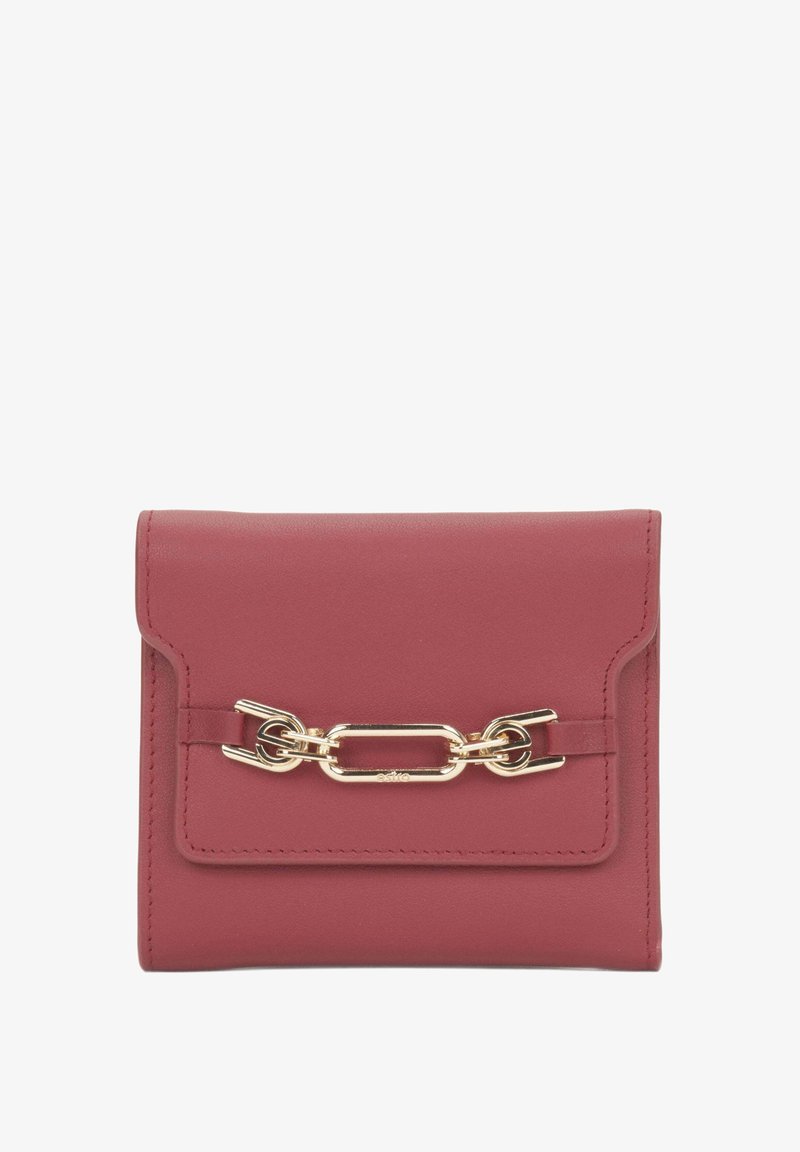 Fuchsia leren portemonnee met een klepafsluiting, voorzien van een gouden kettingaccent en strakke lijnen. Compact rechthoekig ontwerp met stikdetails.