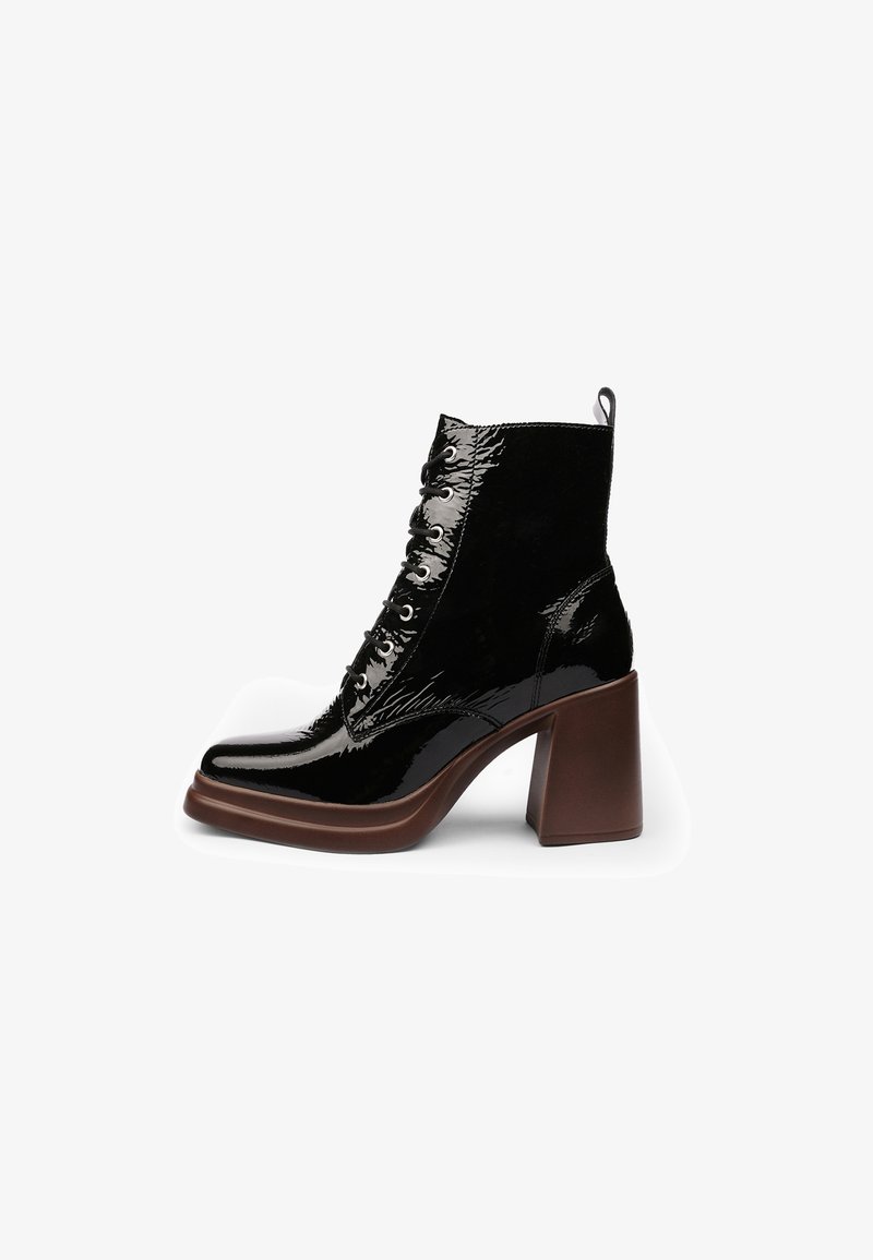 Botines negros con cordones, con un upper de charol, tacón cuadrado marrón grueso y caña texturizada que presenta acentos brillantes en contraste.