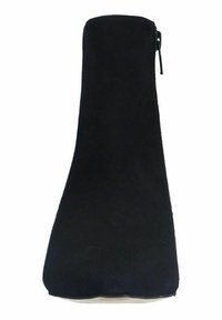 Bottine en suède noir avec une texture lisse, une forme effilée et un détail de fermeture éclair sur le côté. La semelle est plate et arrondie à l'avant.