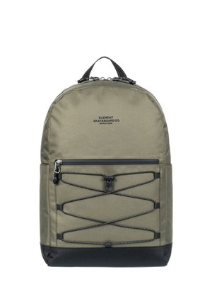 Mochila de tela verde con acentos negros, bolsillo frontal con cremallera y detalles de cuerda elástica. Cuenta con un asa en la parte superior y correas ajustables.