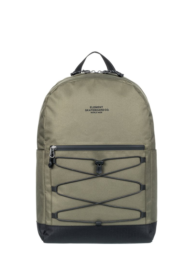 Zaino di tessuto verde con accenti neri, tasca anteriore con zip e dettagli in cordino elastico. Dotato di maniglia superiore e spallacci regolabili.