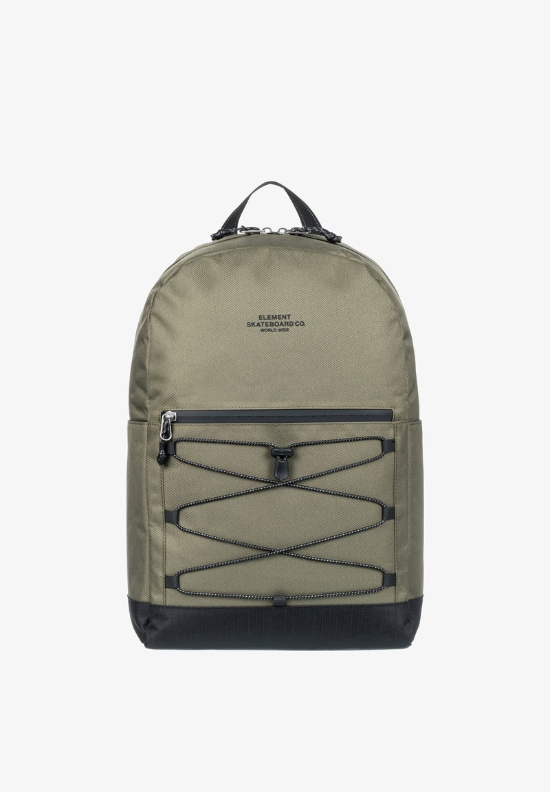 Grön tygryggsäck med svarta detaljer, framficka med dragkedja och bungee-korddetaljer. Har ett handtag upptill och justerbara axelremmar.